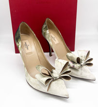 Load image into Gallery viewer, Valentino &quot;Bow&quot; Heels Size 38
