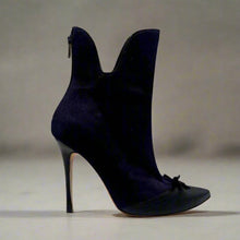 Load image into Gallery viewer, Manolo Blahnik Boots Size 39.5
