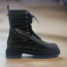 Load image into Gallery viewer, Kurt Geiger Boots NWT Size 41
