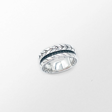 Load image into Gallery viewer, John Hardy Classic Silver Chain Ring with Black Sapphire
