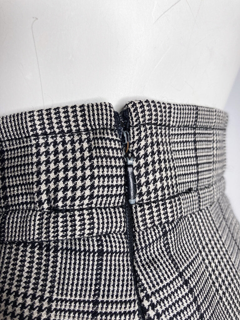 Miu Miu houndstooth plaid print skirt close-up of zip closure