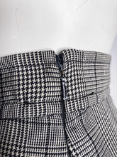 Load image into Gallery viewer, Houndstooth Skirt Size 36
