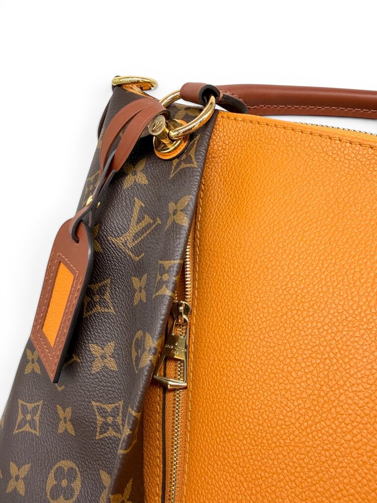 V Tote MM Bag