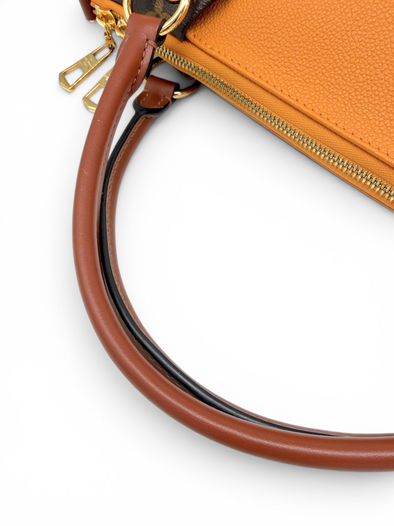 V Tote MM Bag