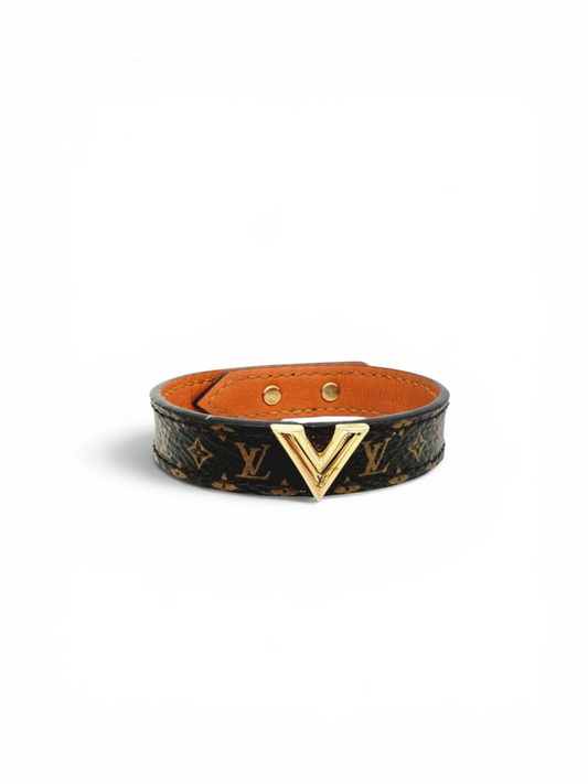 Louis Vuitton Essentail V Leather Bracelet (incl box) Est RRP: $490