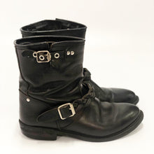 Load image into Gallery viewer, Golden Goose Boots Size 39
