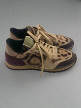 Load image into Gallery viewer, Valentino Garavani Sneakers Size 39
