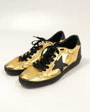Load image into Gallery viewer, Golden Goose Sneakers Size 37
