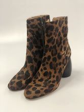 Load image into Gallery viewer, Dries Van Noten Boots Size 38
