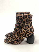 Load image into Gallery viewer, Dries Van Noten Boots Size 38
