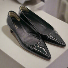 Load image into Gallery viewer, Prada Shoes Size 40
