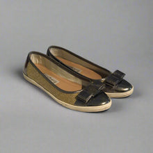 Load image into Gallery viewer, Salvatore Ferragamo Ballet Flats Size 6.5
