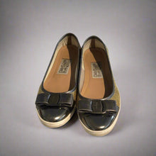 Load image into Gallery viewer, Salvatore Ferragamo Ballet Flats Size 6.5
