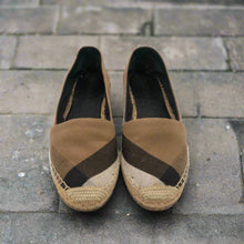 Load image into Gallery viewer, Burberry Loafers Size 37
