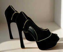 Load image into Gallery viewer, YSL Shoes Size 39
